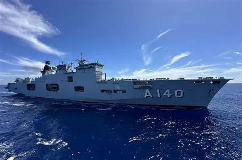 Navio da Marinha A140 navegando em mar aberto sob céu azul